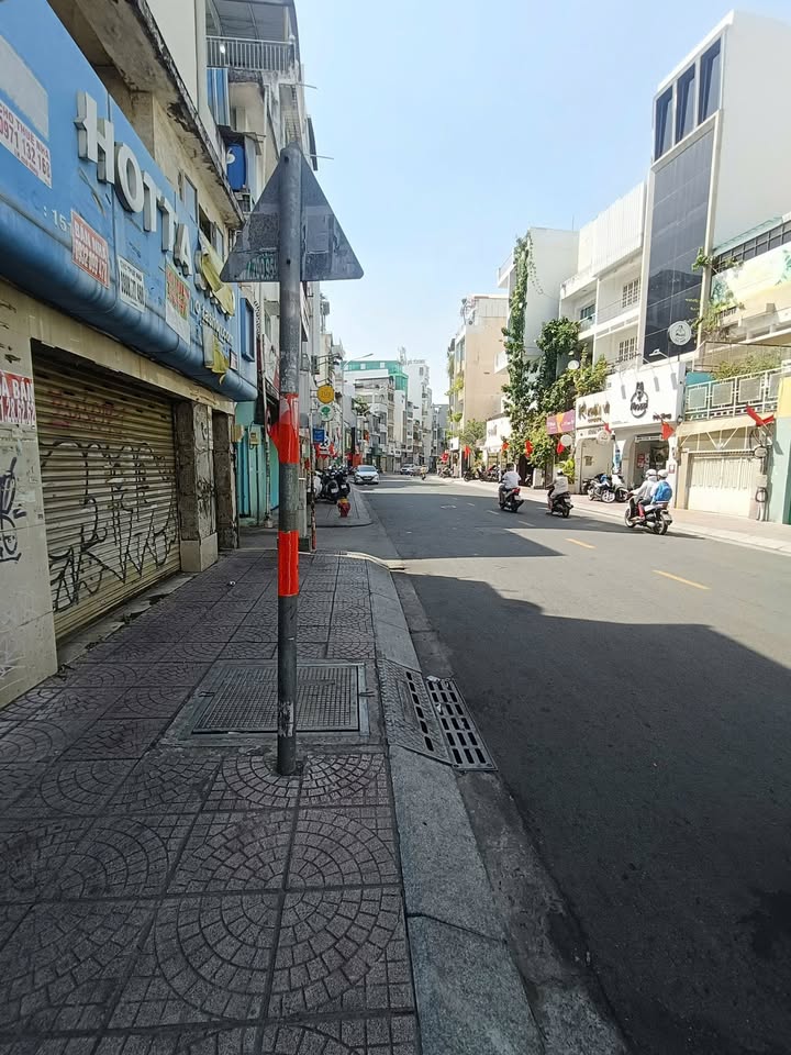 Mặt bằng cho thuê Huỳnh Văn Bánh, Phú Nhuận 12 triệu - Kinh doanh thuận lợi!