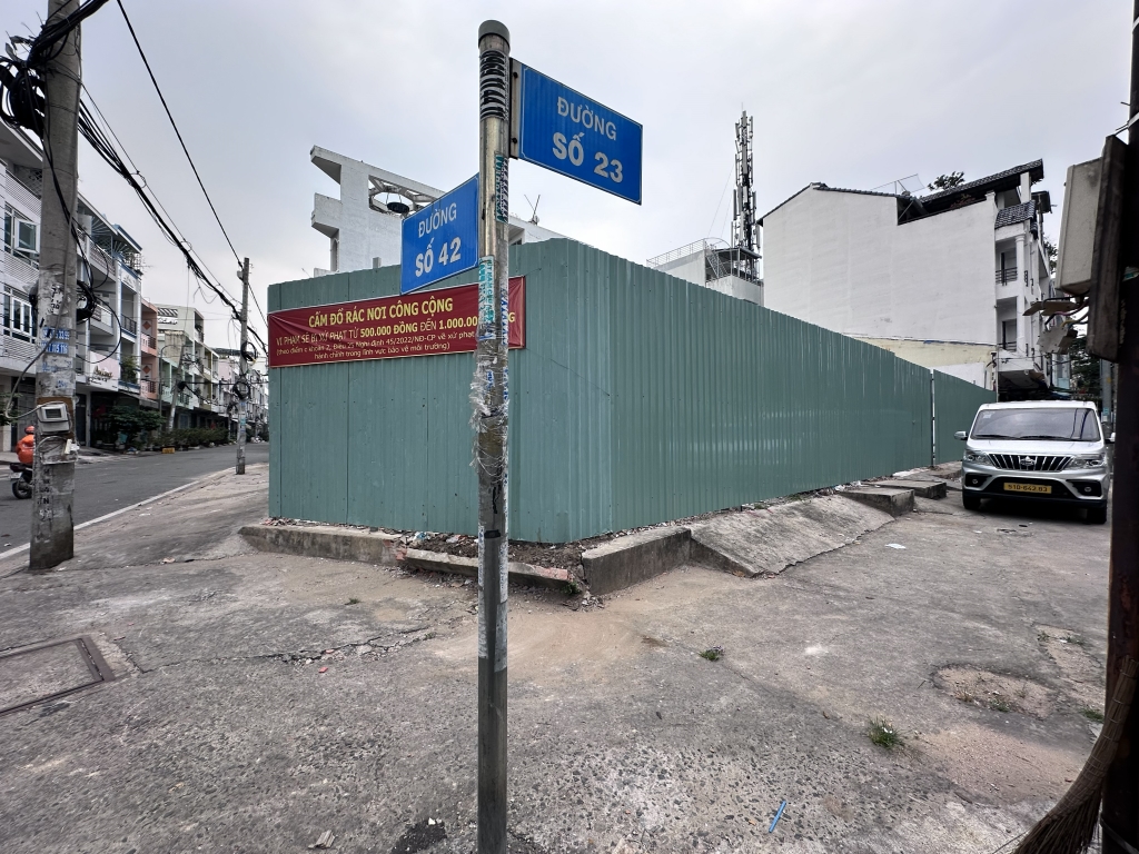 Cho thuê đất lô góc 432m² tại quận 6 - Đường 23 và 42, thương lượng tốt!