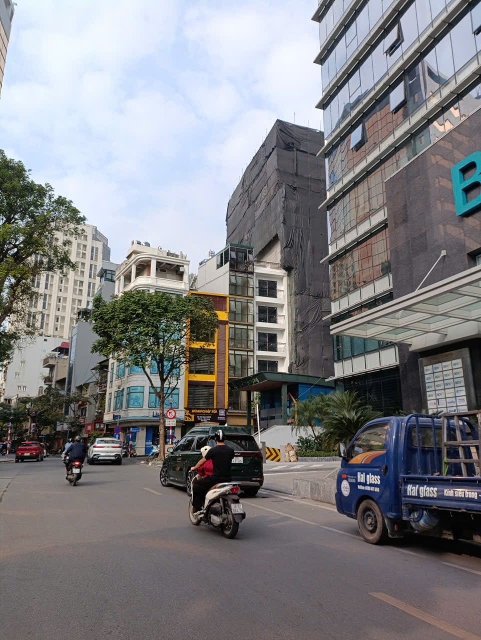 Cho thuê nhà mặt phố Hàng Vôi, quận Hoàn Kiếm, 245m² - Nhà mới, thang máy hiện đại!