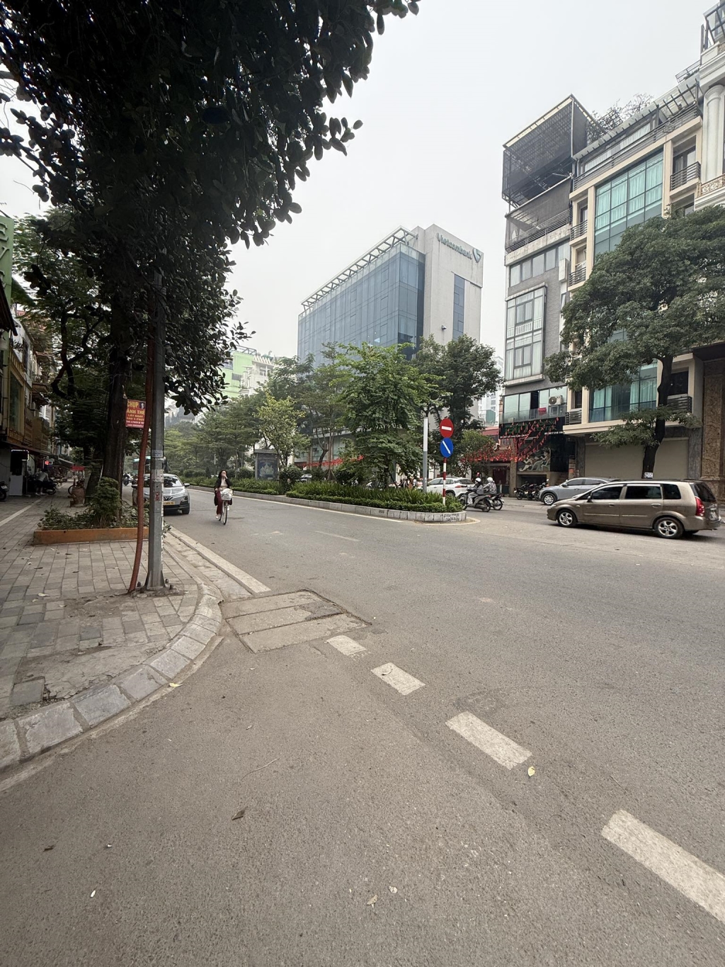 Bán nhà mặt phố Lạc Long Quân Tây Hồ 70m² giá 48 tỷ - Lô góc view hồ tuyệt đẹp!