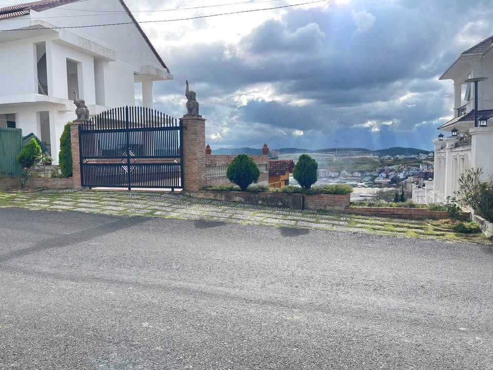 Bán đất kèm nhà 2 tầng tại KQH Lý Nam Đế, Đà Lạt, 352m² - Vị trí yên tĩnh và an ninh