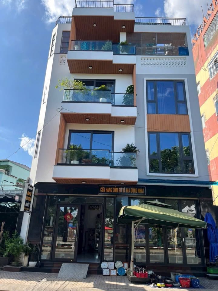 Nhà mặt tiền Kênh Nước Đen, Bình Tân 85.5m² giá 13 tỷ - Đối diện công viên, có thang máy!