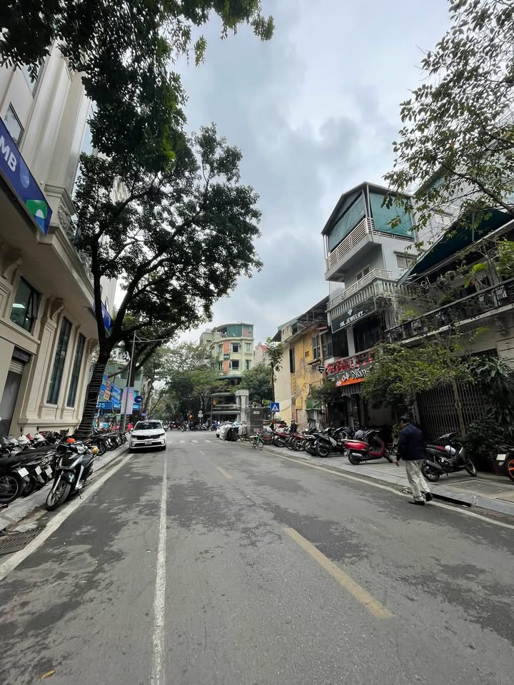 Nhà riêng Hoàng Hoa Thám, Tây Hồ 32m² giá 8 tỷ - Lô góc, ngõ thông thoáng!