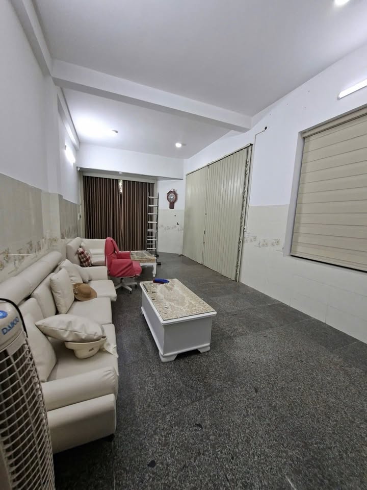 Nhà 4 Tầng Lô Góc Đường Bầu Vàng 4, Liên Chiểu, Đà Nẵng - Tiện Nghi Đầy Đủ Gần Biển!