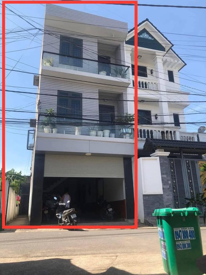 Bán nhà phố 3 tầng tại Phường Long Bình Tân - 210m² giá 4.7 tỷ - Tiện ích thuận lợi!