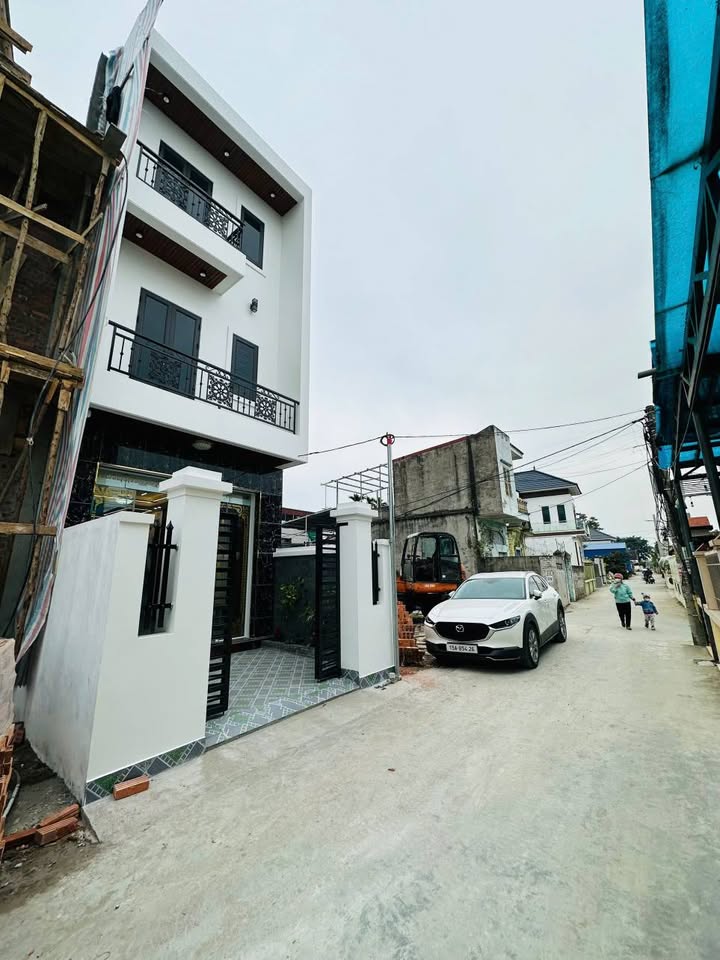 Nhà 3 tầng Hồng Thái, Kiến An 61m² giá 2.75 tỷ - Sân cổng riêng, ô tô vào thoải mái!