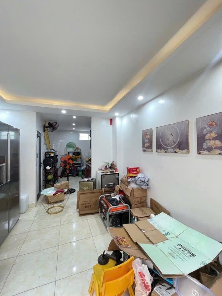 Nhà 2 tầng 240 Âu Cơ, 31m² giá 2,65 tỷ - Ô tô tránh, gần phố!