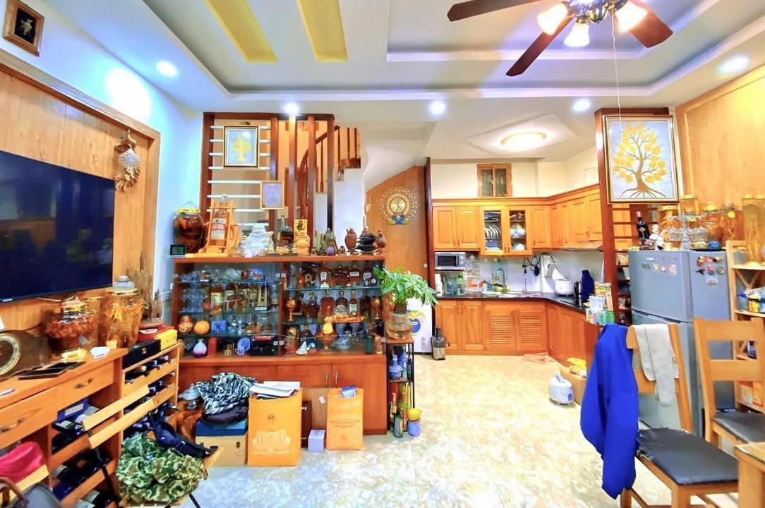 Nhà phố Lạc Long Quân Tây Hồ 40m² giá 7 tỷ - Vị trí đắc địa, ô tô đỗ cửa!