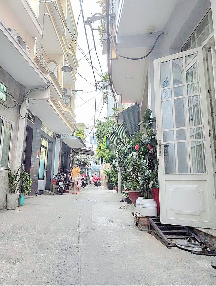 Bán nhà 3 tầng đường Lạc Long Quân, quận Tân Bình, 25m² giá 3.6 tỷ - Vị trí đẹp gần chợ và bệnh viện!