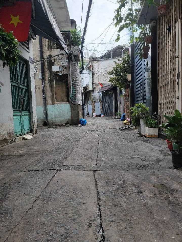 Nhà 2 tầng 69m² đường Hoàng Hoa Thám, Bình Thạnh, giá 7.9 tỷ - Cơ hội đầu tư hiếm có!