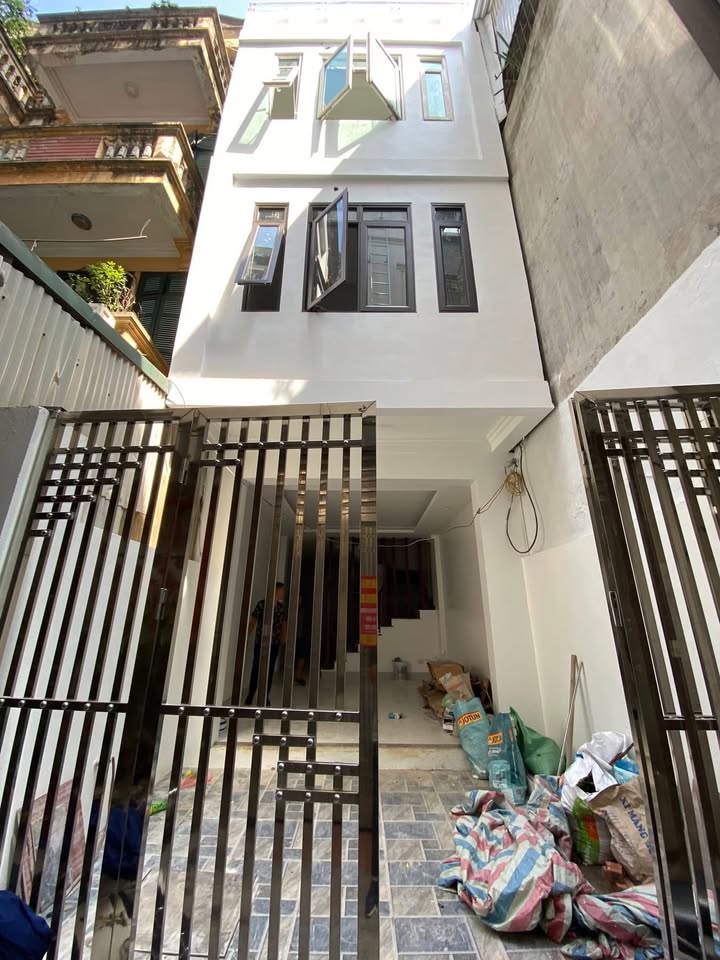 Nhà phố Cầu Giấy 60m² giá 15 tỷ - Sổ đỏ vuông vắn, pháp lý chuẩn!