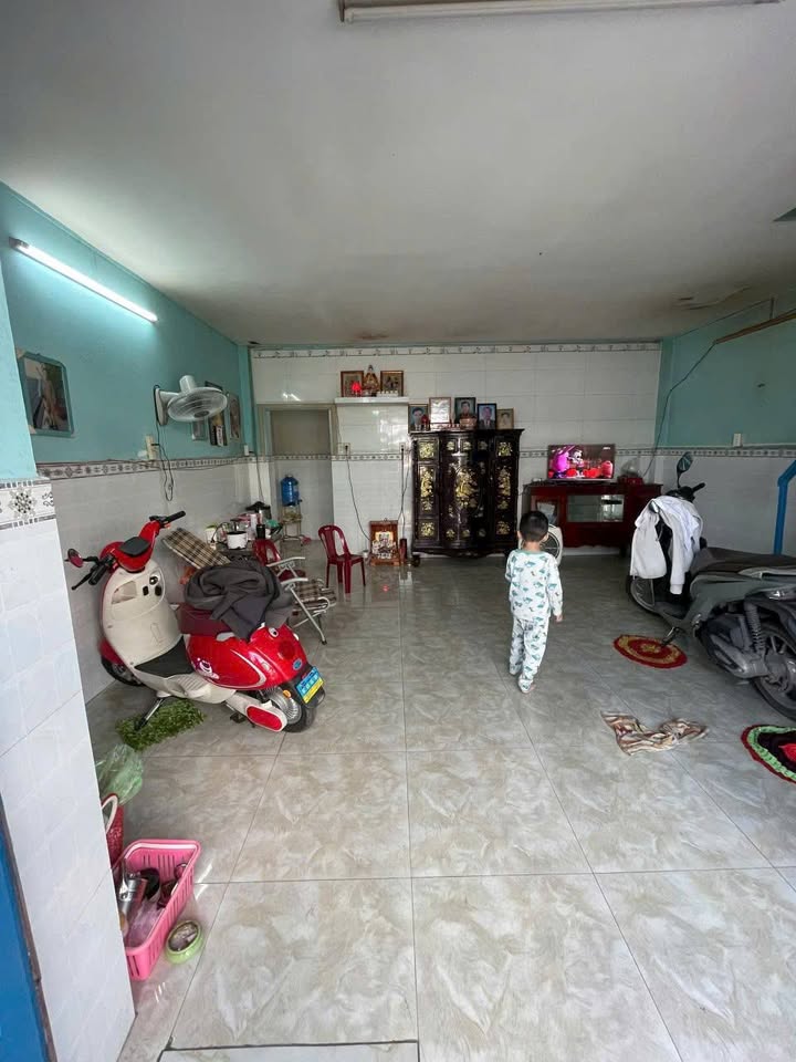 Nhà phố Bà Điểm Hóc Môn 48m² giá 1.8 tỷ - Mặt tiền kinh doanh thuận lợi!