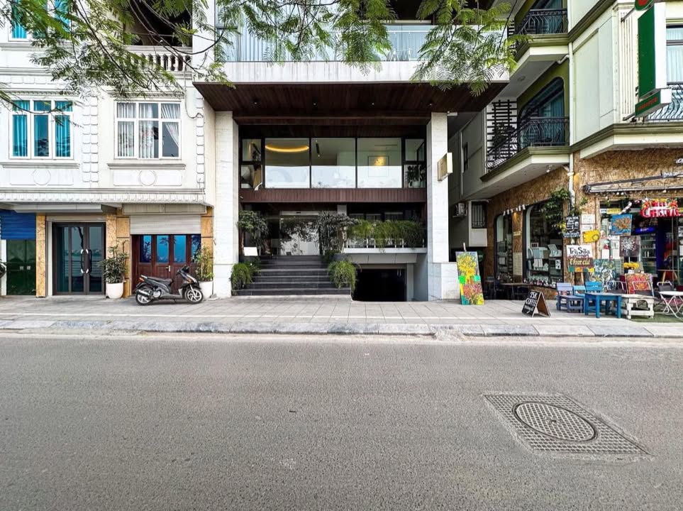 Nhà phố Lạc Long Quân 70m² giá 40 tỷ - Lô góc kinh doanh đỉnh cao!