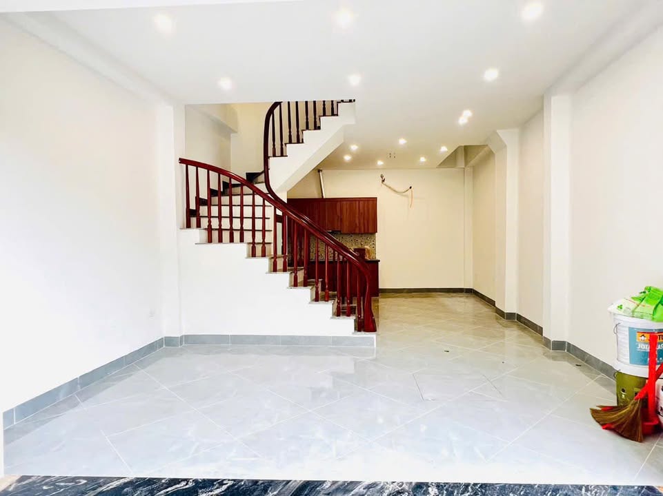 Nhà Thạch Bàn Long Biên 42m² giá 5.35 tỷ - Vị trí đẹp, không gian rộng rãi!