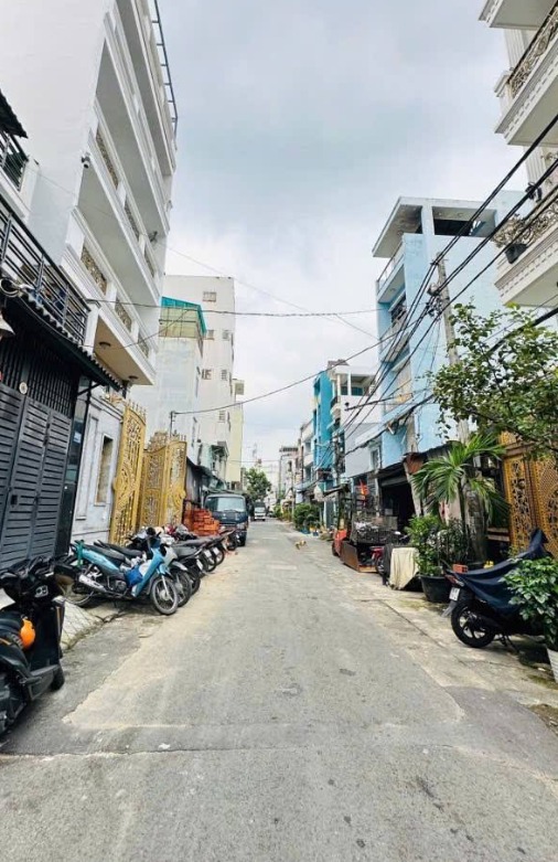 Nhà 2 Tầng Hẻm Xe Hơi Bình Chiểu 102m² giá 5.2 tỷ - Không gian sống thoáng đãng!