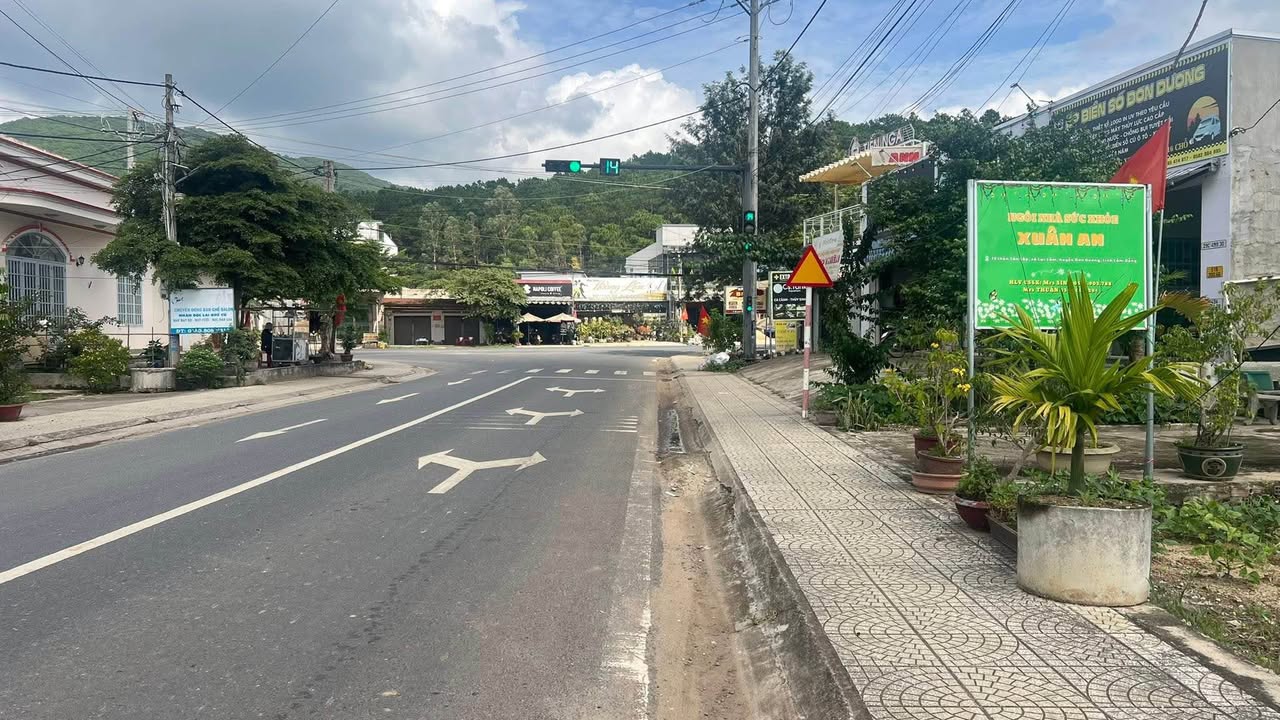 Nhà mặt tiền đường Quấc lộ 27, Lạc Lâm 200m² giá 3.4 tỷ - Kinh doanh sầm uất!