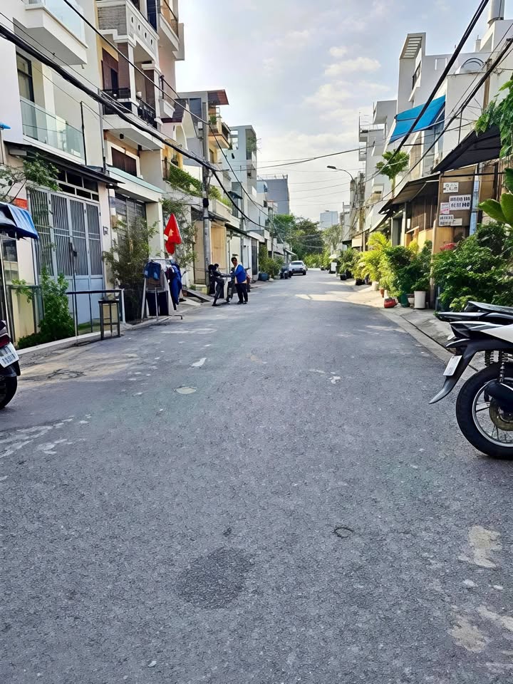 Bán nhà mặt tiền đường số 33, phường Tân Hưng, quận 7, 70m² giá 11.5 tỷ - Đầu tư sinh lời ngay!