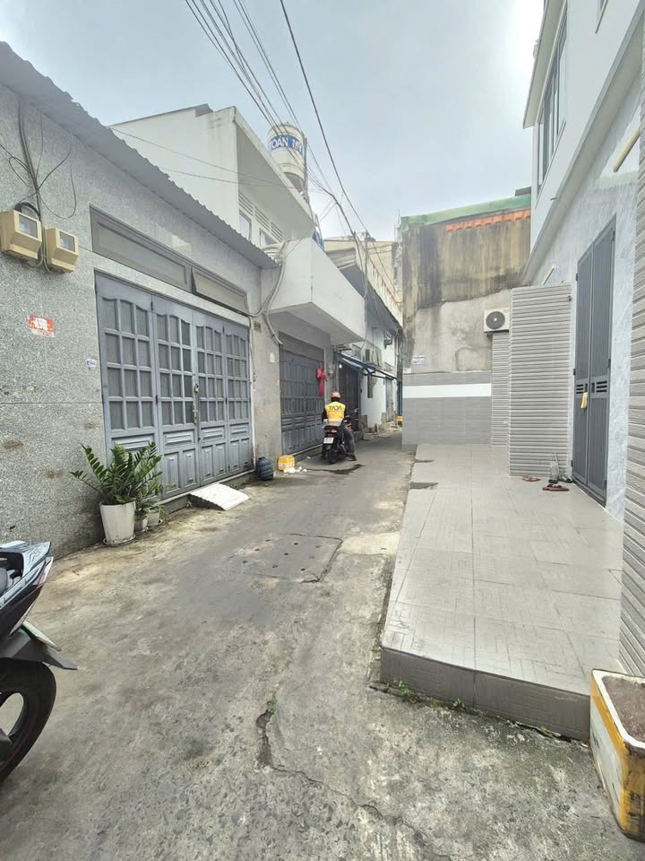 Nhà riêng hẻm Lạc Long Quân, Quận 11, 50m² giá 5.2 tỷ - Vị trí thuận lợi!
