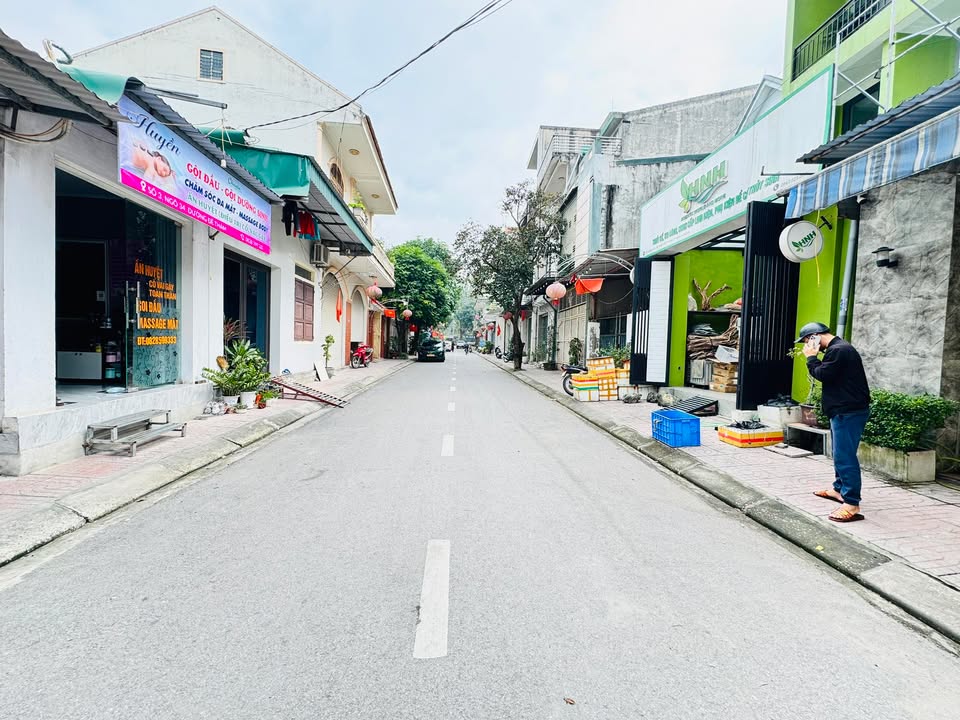 Bán nhà 3 tầng phường Cửa Nam, diện tích 115m² giá 6 tỷ - Mặt tiền rộng, gần vườn hoa!