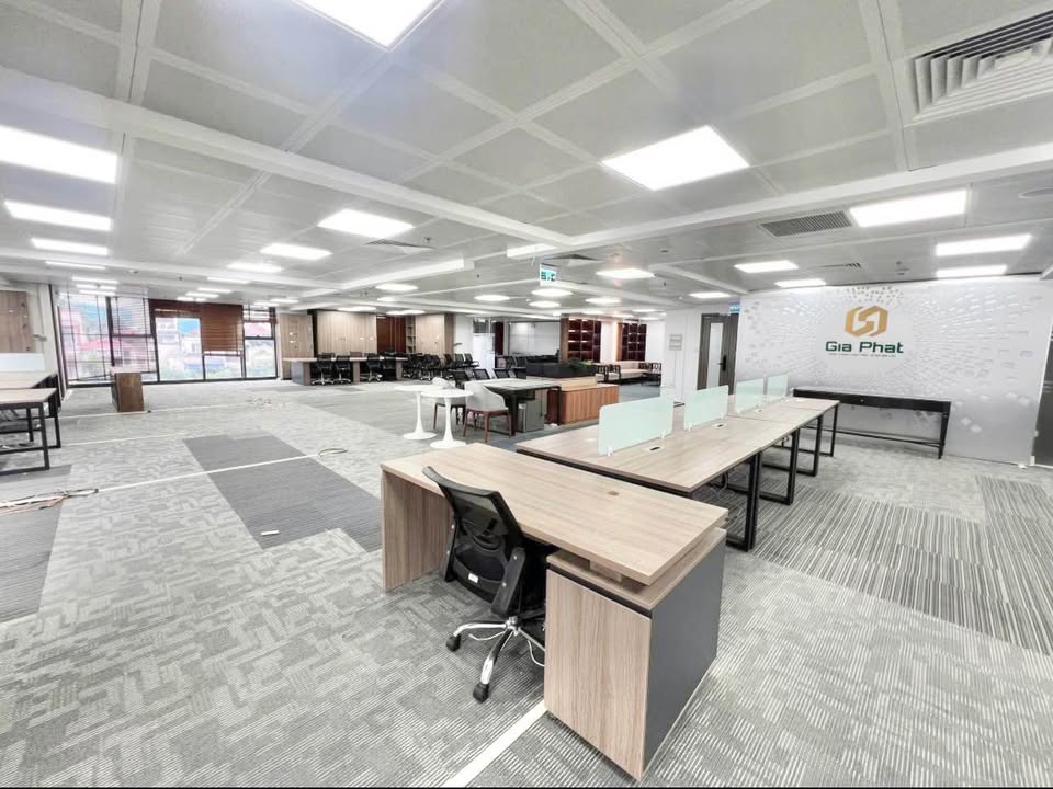 Văn phòng cho thuê tại Trần Thái Tông, Cầu Giấy 250m² - Full view kính thoáng đãng!