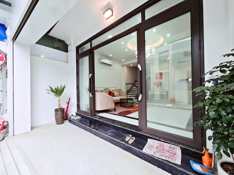 Nhà đẹp mặt đường Hoàng Minh Thảo, 50m² giá 5.8 tỷ - Kinh doanh sầm uất!