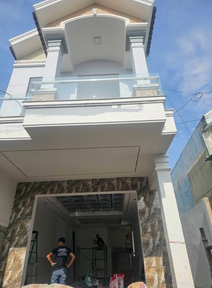 Nhà phố Dĩ An 140m² giá 6.9 tỷ - Sổ hồng chính chủ, tiện nghi đầy đủ!