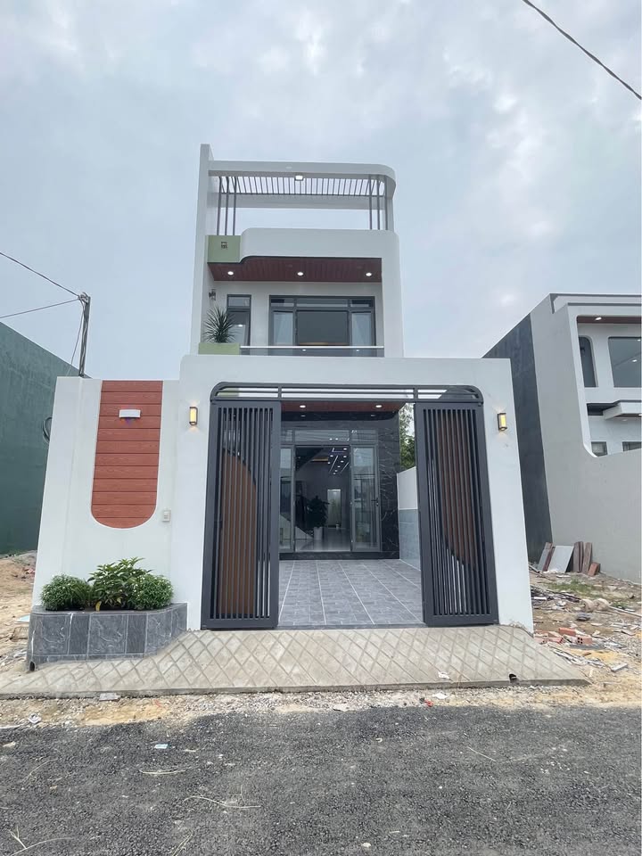 Nhà lầu mới hoàn thiện tại Mỹ Hạnh Nam 135m² giá 3.3 tỷ - Thiết kế hiện đại, sổ hồng riêng!