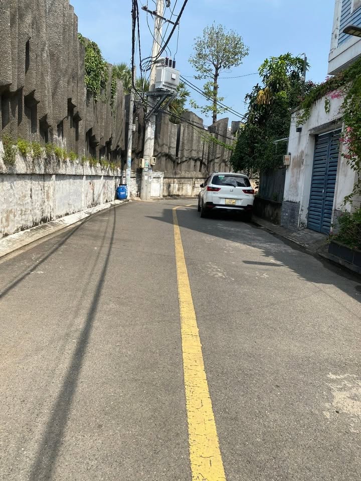 Nhà 3 tầng Tân Phú Thủ Đức 86m² giá 7.5 tỷ - Hẻm xe hơi đỗ cửa, tiện ích đầy đủ!