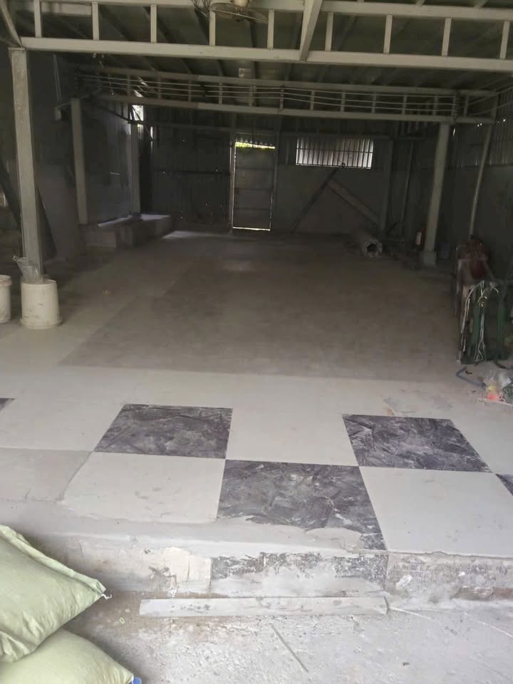 Kho cho thuê đường Hoàng Ngân, quận 8, 102m² - Kho trống sạch sẽ, vào ngay!