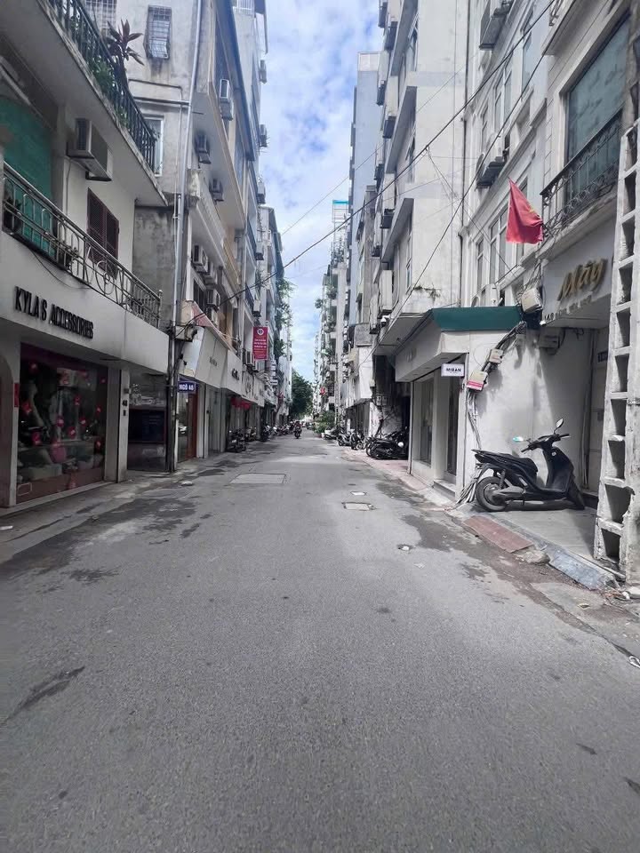 Đất mặt phố Đặng Văn Ngữ 170m² giá 90 tỷ - Kinh doanh sầm uất ngay trung tâm!