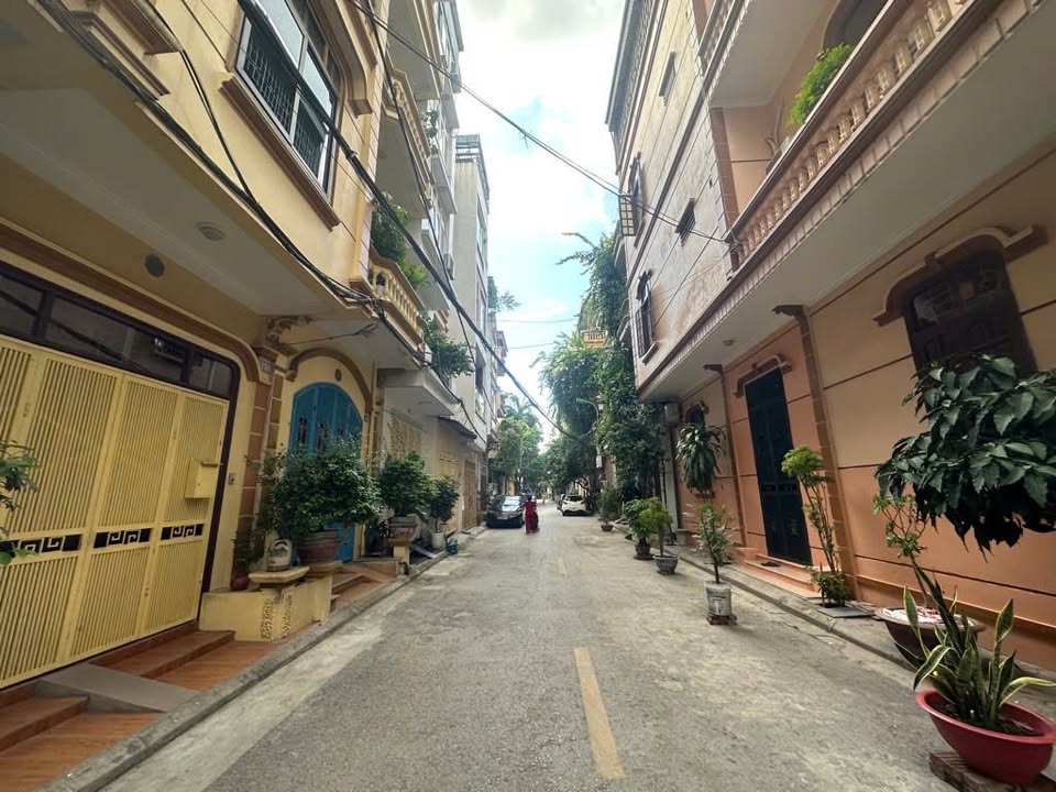 Nhà riêng Việt Hưng Long Biên 51m² giá 12.8 tỷ - Ô tô vào tận nhà, an sinh đỉnh cao!