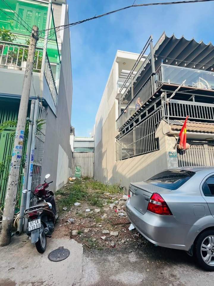 Đất nền Dĩ An 95.6m² giá 4.2 tỷ - Sổ hồng chính chủ, thuận tiện di chuyển!