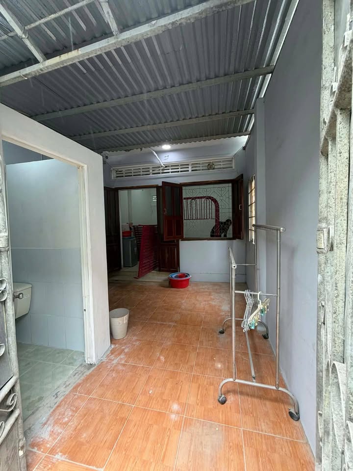 Nhà cho thuê đường Nguyễn Khuyến, Vĩnh Hải, Nha Trang 1PN giá 2.5 triệu - Gần chợ tiện lợi!