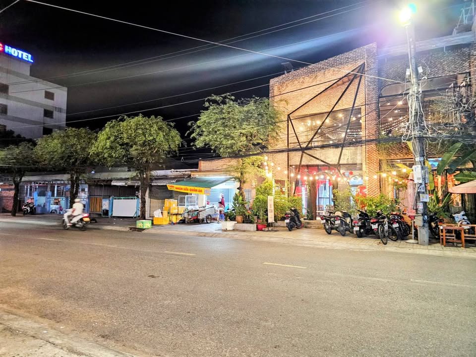 Nhà 1 trệt 2 lầu mặt tiền Quảng Cơ Thành, Mỹ Bình, Long Xuyên 202m² giá 7 tỷ - Kinh doanh ngay!