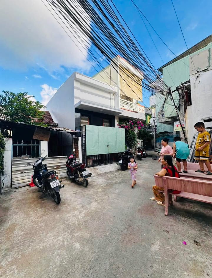 Bán đất tặng nhà cấp 4 tại hẻm 1085, đường Trần Hưng Đạo, Quy Nhơn - Giá 1.65 tỷ, thương lượng