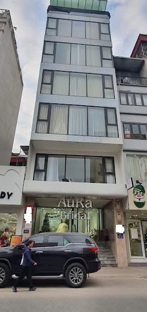 Cho thuê mặt phố Hoàng Ngân, Trung Hòa 135m² giá 80 triệu - Thang máy tiện lợi!