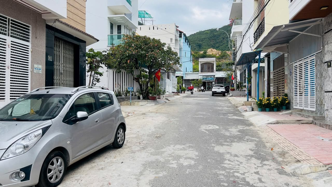 Nhà 3 Tầng Đẹp Gần Biển Vĩnh Hoà, Nha Trang - 5.7 Tỷ, Đầy Đủ Nội Thất