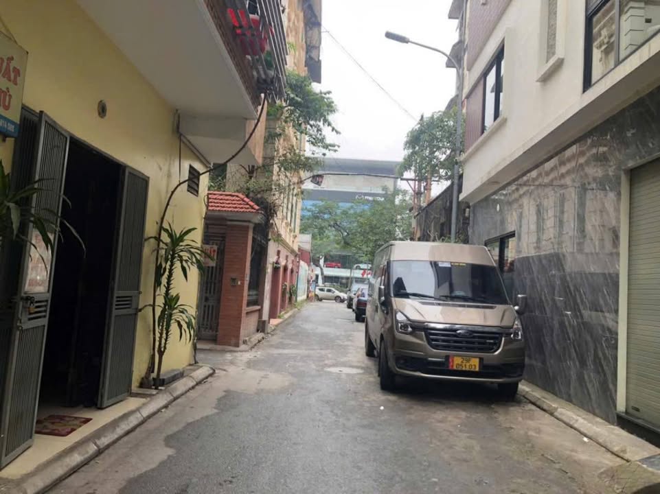 Nhà phố Gia Thụy 41m² giá 10.6 tỷ - Thiết kế hiện đại, ô tô đỗ cửa!