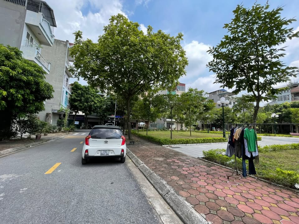 Đất tái định cư Giang Biên 60m² giá 12.6 tỷ - View vườn hoa thoáng mát!