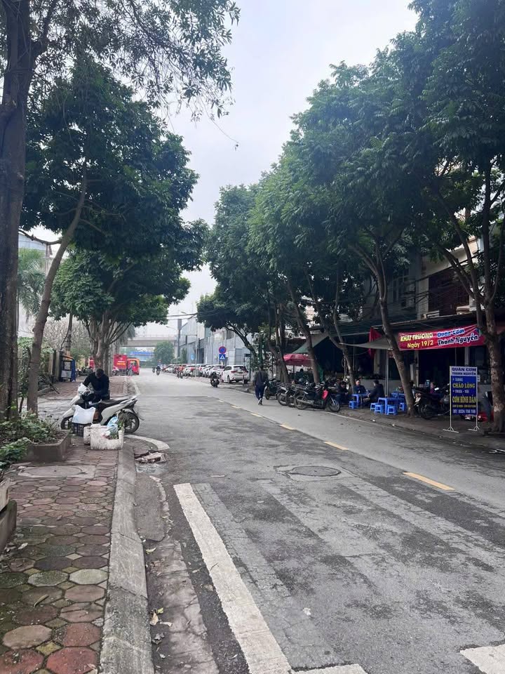 Nhà mặt phố Nguyễn Văn Linh, Long Biên 70m² - Kinh doanh tuyệt vời!