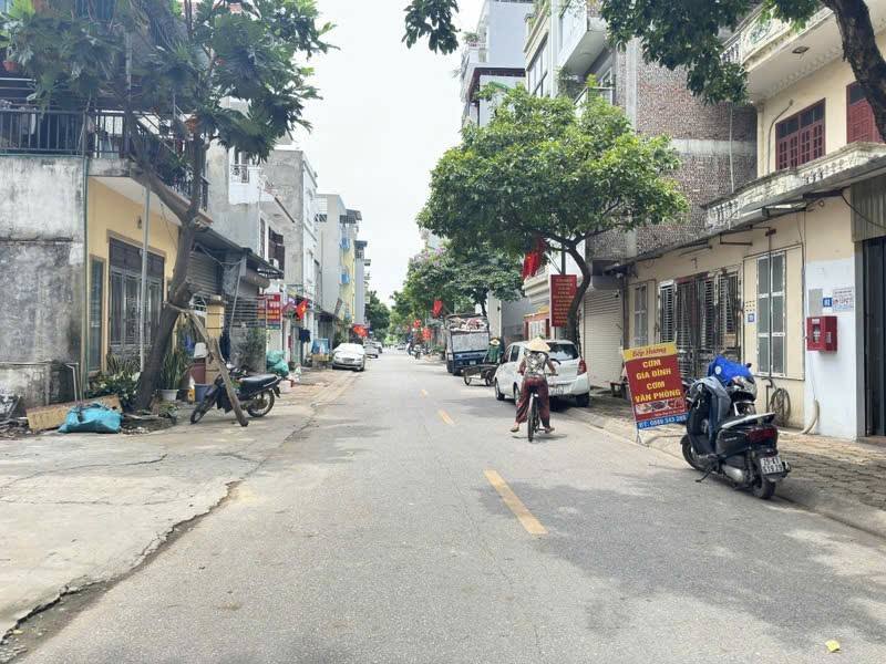 Đất mặt phố Giang Biên 94m² giá 30 tỷ - Kinh doanh sầm uất, view hồ tuyệt đẹp!