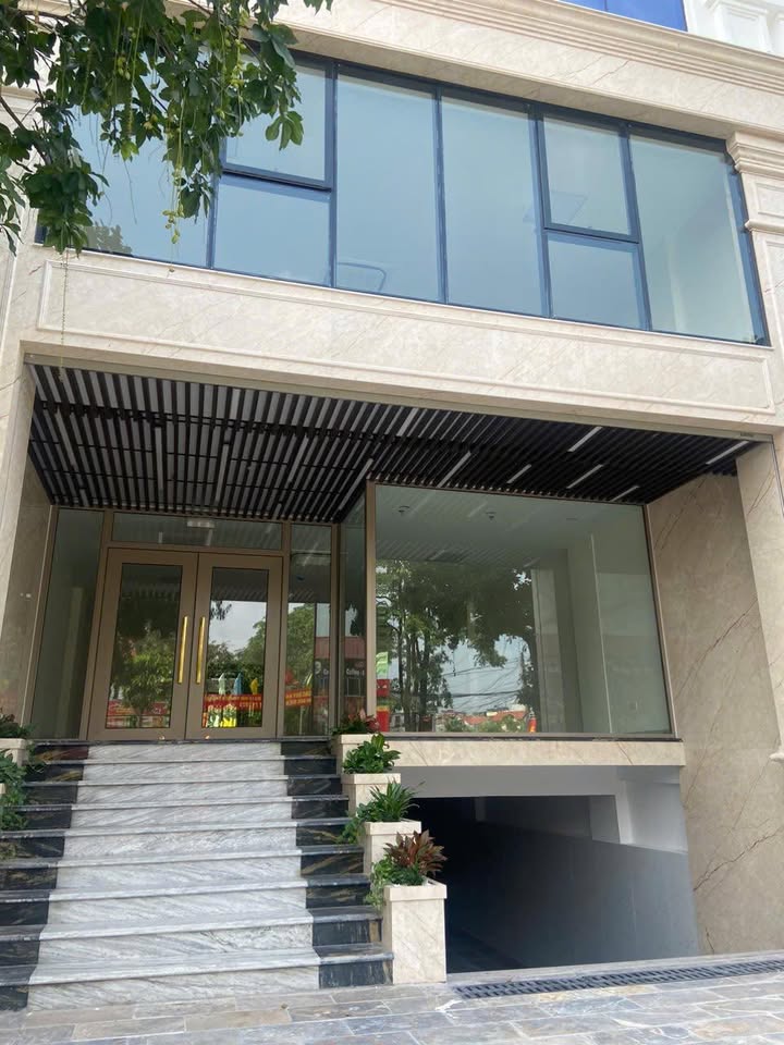 Cho thuê tòa nhà mặt phố Trung Hòa Cầu Giấy 135m² giá 83 triệu - Hướng Tây Nam, thang máy tiện lợi