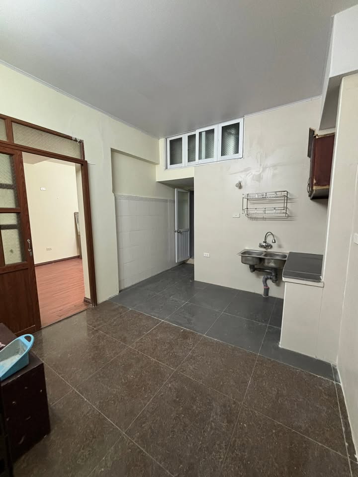 Cho thuê nhà tập thể Ngõ 94 Nhân Hòa, Thanh Xuân 2PN giá 6.5 triệu - An ninh tốt, tiện ích đầy đủ!