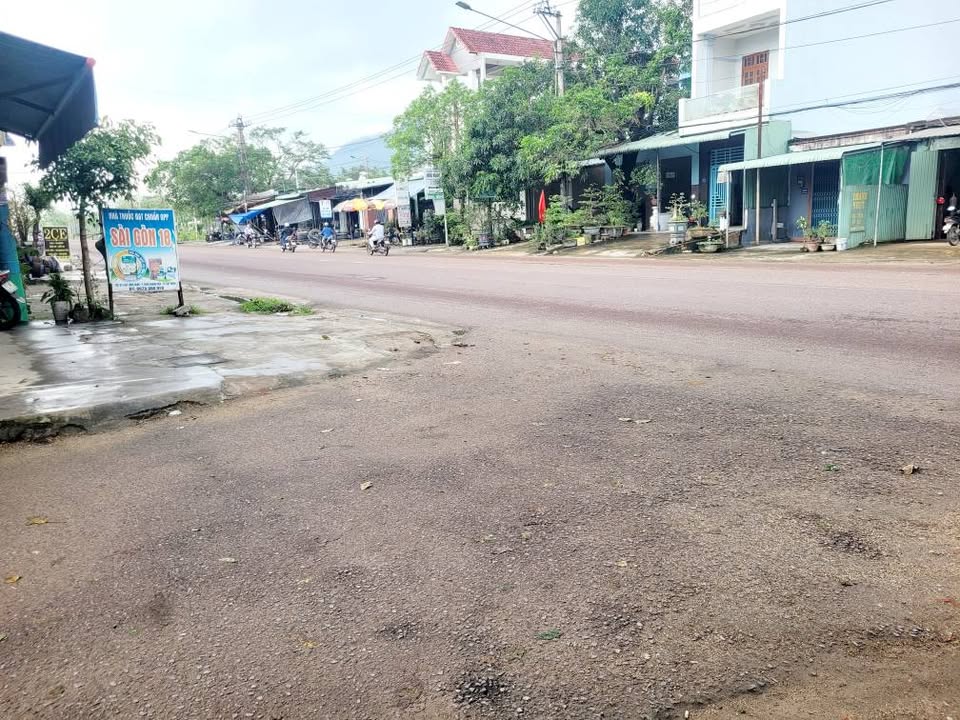 Đất nền hẻm ô tô đường Lạc Long Quân, 117m² giá 1.8 tỷ - Cơ hội đầu tư hấp dẫn!