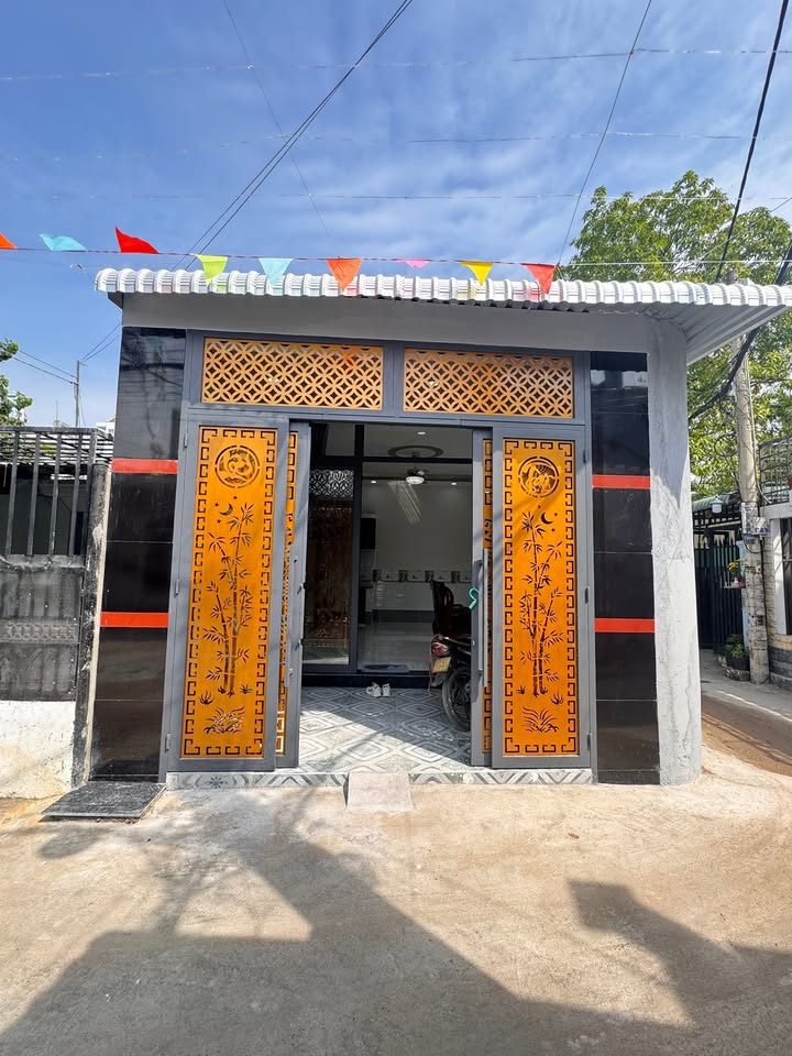 Nhà bán Hóc Môn 80m² giá 3.35 tỷ - Sổ hồng riêng, xe hơi đậu cửa!