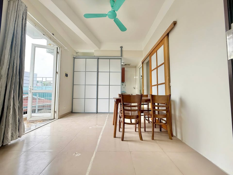 Room for rent đường Bằng Liệt, quận Hoàng Mai, 38m² - Ban công thoáng mát, ô tô đỗ cửa!