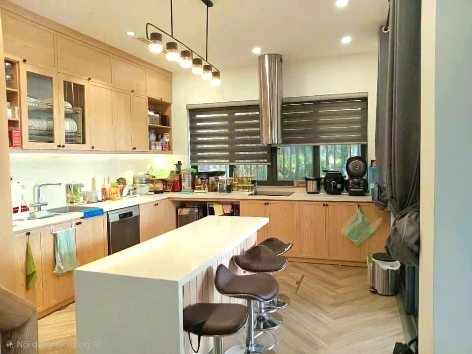 Bán nhà mặt hồ Cự Khối, Long Biên 100m² giá 20.5 tỷ - Lô góc 2 mặt tiền thoáng mát!