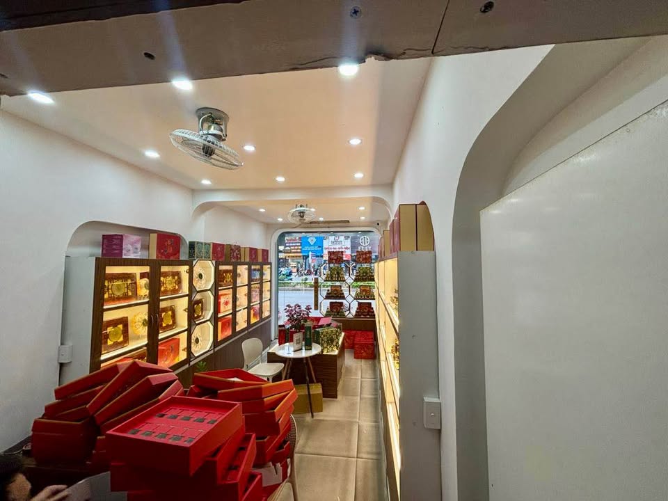 Nhà Mặt Phố Cầu Giấy 29m² giá 28 tỷ - Vị trí kinh doanh đỉnh cao!