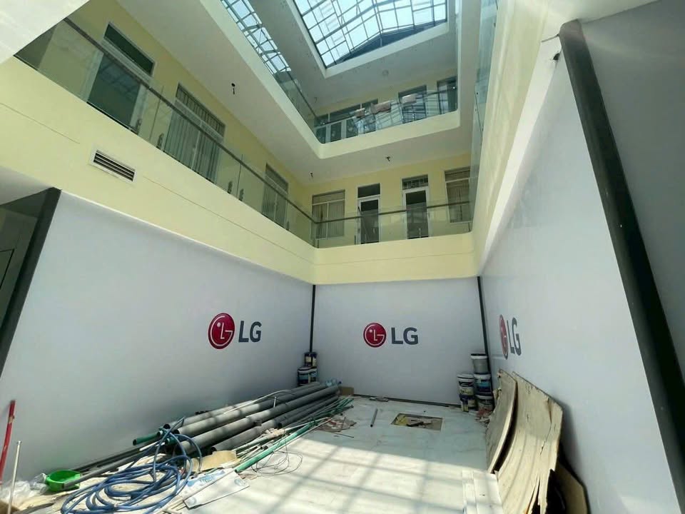 Cho thuê nhà mặt tiền Nguyễn Thị Minh Khai - 675m² - Giá 160 triệu/tháng, tiện nghi thoải mái!