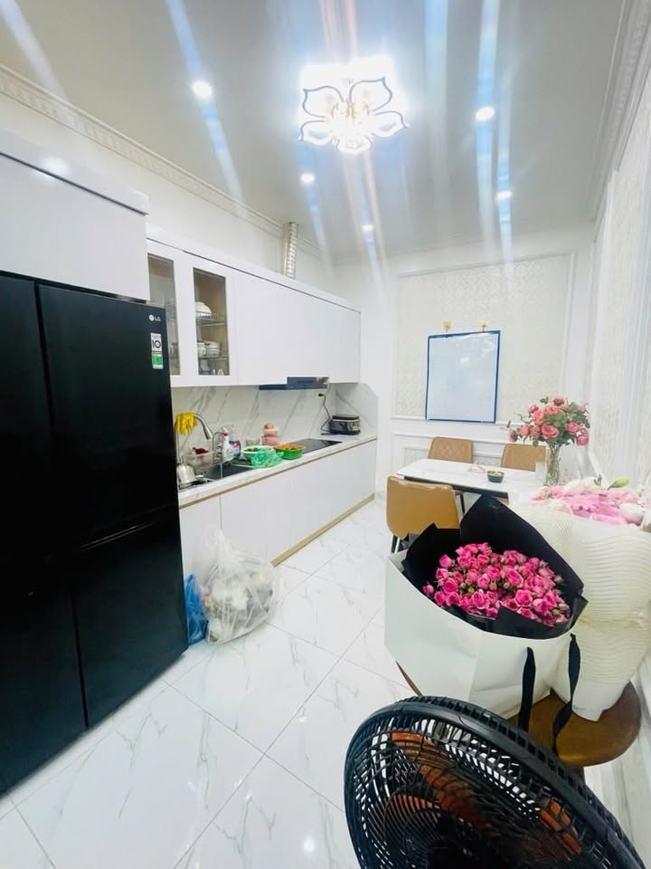 Nhà riêng Đống Đa 43m² giá 13.98 tỷ - Không gian thoáng mát quanh năm!